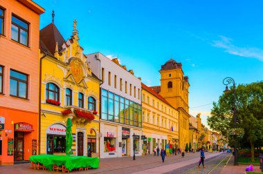 Kosice, Slovakya - 25 Eylül 2016: Slovakya'nın doğusundaki en büyük şehir olan Kosice'nin ana caddesinin mimarisi. 2013 yılında Avrupa Kültür Başkenti oldu