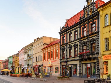 Kosice, Slovakya - 25 Eylül 2016: Doğu Slovakya'nın en büyük şehri olan Kosice'nin ana caddesinin renkli mimarisi. 2013 yılında Avrupa Kültür Başkenti oldu