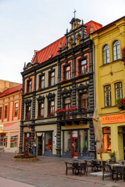 Kosice, Slovakya - 25 Eylül 2016: Doğu Slovakya'nın en büyük şehri olan Kosice'nin ana caddesinin renkli mimarisi. 2013 yılında Avrupa Kültür Başkenti oldu