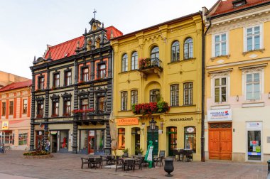 Kosice, Slovakya - 25 Eylül 2016: Doğu Slovakya'nın en büyük şehri olan Kosice'nin ana caddesinin renkli mimarisi. 2013 yılında Avrupa Kültür Başkenti oldu