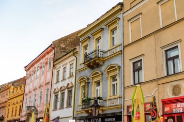 Kosice, Slovakya - 25 Eylül 2016: Doğu Slovakya'nın en büyük şehri olan Kosice'nin ana caddesinin renkli mimarisi. 2013 yılında Avrupa Kültür Başkenti oldu