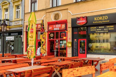 Kosice, Slovakya - 25 Eylül 2016: Doğu Slovakya'nın en büyük şehri olan Kosice'nin ana caddesinin renkli mimarisi. 2013 yılında Avrupa Kültür Başkenti oldu