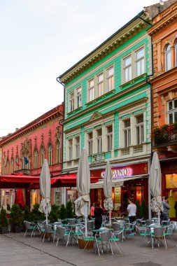 Kosice, Slovakya - 25 Eylül 2016: Slovakya'nın doğusundaki en büyük şehir olan Kosice'nin akşamında mimari. 2013 yılında Avrupa Kültür Başkenti oldu