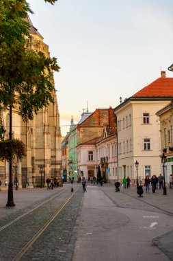 Kosice, Slovakya - 25 Eylül 2016: Slovakya'nın doğusundaki en büyük şehir olan Kosice'nin akşamında mimari. 2013 yılında Avrupa Kültür Başkenti oldu