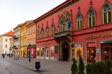 Kosice, Slovakya - 25 Eylül 2016: Slovakya'nın doğusundaki en büyük şehir olan Kosice'nin akşamında mimari. 2013 yılında Avrupa Kültür Başkenti oldu