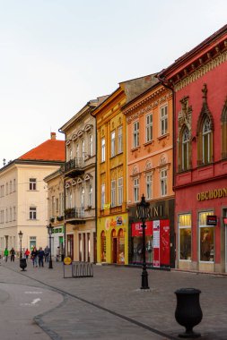 Kosice, Slovakya - 25 Eylül 2016: Slovakya'nın doğusundaki en büyük şehir olan Kosice'nin akşamında mimari. 2013 yılında Avrupa Kültür Başkenti oldu