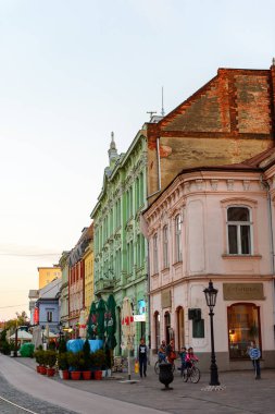Kosice, Slovakya - 25 Eylül 2016: Slovakya'nın doğusundaki en büyük şehir olan Kosice'nin akşamında mimari. 2013 yılında Avrupa Kültür Başkenti oldu