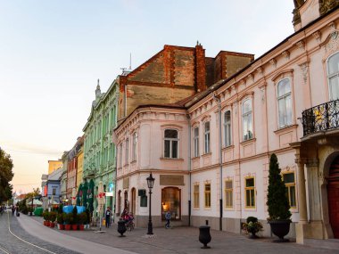 Kosice, Slovakya - 25 Eylül 2016: Slovakya'nın doğusundaki en büyük şehir olan Kosice'nin akşamında mimari. 2013 yılında Avrupa Kültür Başkenti oldu