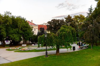 Kosice, Slovakya - 25 Eylül 2016: Slovakya'nın doğusundaki en büyük şehir olan Kosice'nin akşamında mimari. 2013 yılında Avrupa Kültür Başkenti oldu
