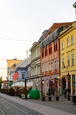 Kosice, Slovakya - 25 Eylül 2016: Slovakya'nın doğusundaki en büyük şehir olan Kosice'nin akşamında mimari. 2013 yılında Avrupa Kültür Başkenti oldu