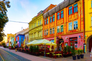 Kosice, Slovakya - 25 Eylül 2016: Slovakya'nın doğusundaki en büyük şehir olan Kosice'nin akşamında mimari. 2013 yılında Avrupa Kültür Başkenti oldu