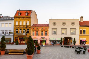 Kosice, Slovakya - 25 Eylül 2016: Slovakya'nın doğusundaki en büyük şehir olan Kosice'nin akşamında mimari. 2013 yılında Avrupa Kültür Başkenti oldu