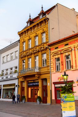 Kosice, Slovakya - 25 Eylül 2016: Slovakya'nın doğusundaki en büyük şehir olan Kosice'nin akşamında mimari. 2013 yılında Avrupa Kültür Başkenti oldu