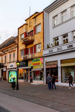 Kosice, Slovakya - 25 Eylül 2016: Slovakya'nın doğusundaki en büyük şehir olan Kosice'nin akşamında mimari. 2013 yılında Avrupa Kültür Başkenti oldu