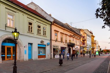 Kosice, Slovakya - 25 Eylül 2016: Slovakya'nın doğusundaki en büyük şehir olan Kosice'nin akşamında mimari. 2013 yılında Avrupa Kültür Başkenti oldu