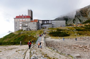 Tatranska Lomnica, Slovakya - 26 Eylül 2016: Yüksek Tatra Dağları'nın Lomnicky stit turizm merkezi (Vysoke Tatry) Slovakya ve Polonya sınırı boyunca uzanan bir dağ sırası