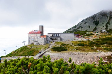 Tatranska Lomnica, Slovakya - 26 Eylül 2016: Yüksek Tatra Dağları'nın Lomnicky stit turizm merkezi (Vysoke Tatry) Slovakya ve Polonya sınırı boyunca uzanan bir dağ sırası