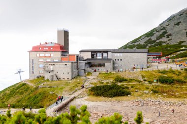 Tatranska Lomnica, Slovakya - 26 Eylül 2016: Yüksek Tatra Dağları'nın Lomnicky stit turizm merkezi (Vysoke Tatry) Slovakya ve Polonya sınırı boyunca uzanan bir dağ sırası