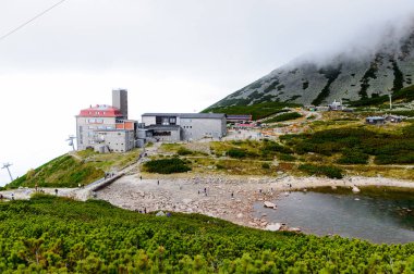 Tatranska Lomnica, Slovakya - 26 Eylül 2016: Yüksek Tatra Dağları'nın Lomnicky stit turizm merkezi (Vysoke Tatry) Slovakya ve Polonya sınırı boyunca uzanan bir dağ sırası
