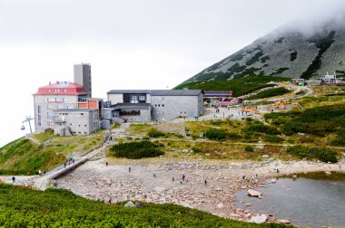 Tatranska Lomnica, Slovakya - 26 Eylül 2016: Yüksek Tatra Dağları'nın Lomnicky stit turizm merkezi (Vysoke Tatry) Slovakya ve Polonya sınırı boyunca uzanan bir dağ sırası