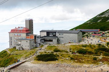 Tatranska Lomnica, Slovakya - 26 Eylül 2016: Yüksek Tatra Dağları'nın Lomnicky stit turizm merkezi (Vysoke Tatry) Slovakya ve Polonya sınırı boyunca uzanan bir dağ sırası