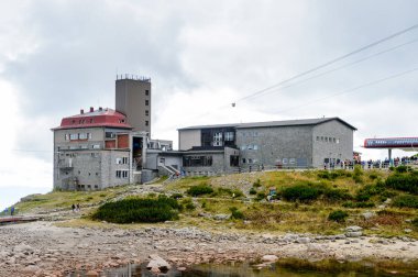 Tatranska Lomnica, Slovakya - 26 Eylül 2016: Yüksek Tatra Dağları'nın Lomnicky stit turizm merkezi (Vysoke Tatry) Slovakya ve Polonya sınırı boyunca uzanan bir dağ sırası
