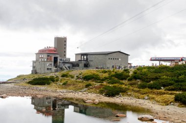 Tatranska Lomnica, Slovakya - 26 Eylül 2016: Yüksek Tatra Dağları'ndaki Skalnate Gölü (Vysoke Tatry) Slovakya ve Polonya sınırı boyunca uzanan bir dağ sırası