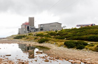 Tatranska Lomnica, Slovakya - 26 Eylül 2016: Yüksek Tatra Dağları'ndaki Skalnate Gölü (Vysoke Tatry) Slovakya ve Polonya sınırı boyunca uzanan bir dağ sırası