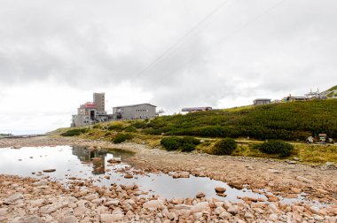Tatranska Lomnica, Slovakya - 26 Eylül 2016: Yüksek Tatra Dağları'ndaki Skalnate Gölü (Vysoke Tatry) Slovakya ve Polonya sınırı boyunca uzanan bir dağ sırası
