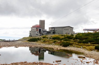 Tatranska Lomnica, Slovakya - 26 Eylül 2016: Yüksek Tatra Dağları'nın Lomnicky stit turizm merkezi (Vysoke Tatry) Slovakya ve Polonya sınırı boyunca uzanan bir dağ sırası