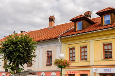 Kezmarok, Slovakya - 26 Eylül 2016: Kezmarok ana caddesi, Slovakya, Spis bölgesinde küçük bir kasaba, Poprad nehri.