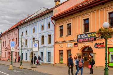 Kezmarok, Slovakya - 26 Eylül 2016: Kezmarok ana caddesi, Slovakya, Spis bölgesinde küçük bir kasaba, Poprad nehri.