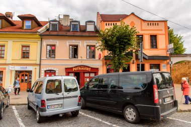 Kezmarok, Slovakya - 26 Eylül 2016: Kezmarok ana caddesi, Slovakya, Spis bölgesinde küçük bir kasaba, Poprad nehri.