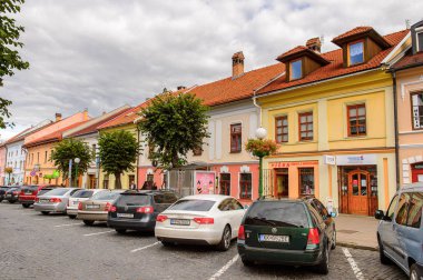 Kezmarok, Slovakya - 26 Eylül 2016: Kezmarok ana caddesi, Slovakya, Spis bölgesinde küçük bir kasaba, Poprad nehri.