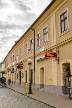 Kezmarok, Slovakya - 26 Eylül 2016: Kezmarok ana caddesi, Slovakya, Spis bölgesinde küçük bir kasaba, Poprad nehri.