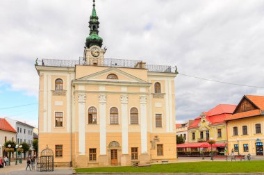 Kezmarok, Slovakya - 26 Eylül 2016: Kezmarok Belediye Binası, Slovakya, Spis bölgesinde küçük bir kasaba, Poprad nehri.