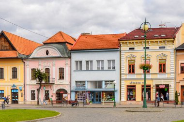 Kezmarok, Slovakya - 26 Eylül 2016: Kezmarok ana caddesinde renkli evler, Slovakya, Spis bölgesinde küçük bir kasaba, Poprad nehri.
