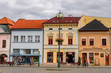 Kezmarok, Slovakya - 26 Eylül 2016: Kezmarok ana caddesinde renkli evler, Slovakya, Spis bölgesinde küçük bir kasaba, Poprad nehri.