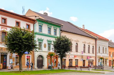 Kezmarok, Slovakya - 26 Eylül 2016: Kezmarok ana caddesinde renkli evler, Slovakya, Spis bölgesinde küçük bir kasaba, Poprad nehri.