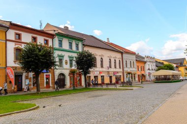 Kezmarok, Slovakya - 26 Eylül 2016: Kezmarok ana caddesinde renkli evler, Slovakya, Spis bölgesinde küçük bir kasaba, Poprad nehri.