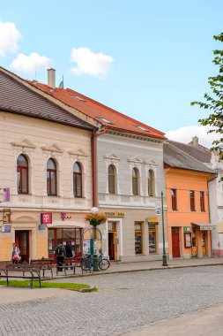 Kezmarok, Slovakya - 26 Eylül 2016: Kezmarok ana caddesiüzerinde mimari, Slovakya, Spis bölgesinde küçük bir kasaba, Poprad nehri.