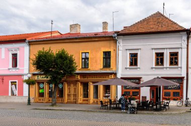 Kezmarok, Slovakya - 26 Eylül 2016: Kezmarok ana caddesiüzerinde mimari, Slovakya, Spis bölgesinde küçük bir kasaba, Poprad nehri.