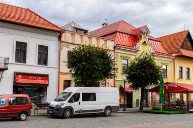 Kezmarok, Slovakya - 26 Eylül 2016: Kezmarok ana caddesiüzerinde mimari, Slovakya, Spis bölgesinde küçük bir kasaba, Poprad nehri.