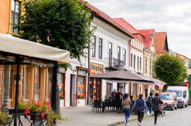 Kezmarok, Slovakya - 26 Eylül 2016: Kezmarok ana caddesiüzerinde mimari, Slovakya, Spis bölgesinde küçük bir kasaba, Poprad nehri.