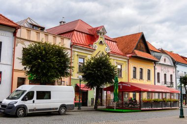Kezmarok, Slovakya - 26 Eylül 2016: Kezmarok ana caddesiüzerinde mimari, Slovakya, Spis bölgesinde küçük bir kasaba, Poprad nehri.