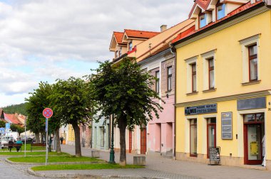 Kezmarok, Slovakya - 26 Eylül 2016: Kezmarok ana caddesiüzerinde mimari, Slovakya, Spis bölgesinde küçük bir kasaba, Poprad nehri.