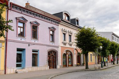 Kezmarok, Slovakya - 26 Eylül 2016: Kezmarok ana caddesiüzerinde mimari, Slovakya, Spis bölgesinde küçük bir kasaba, Poprad nehri.