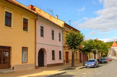 Kezmarok, Slovakya - 26 Eylül 2016: Kezmarok ana caddesinde renkli evler, Slovakya, Spis bölgesinde küçük bir kasaba, Poprad nehri.