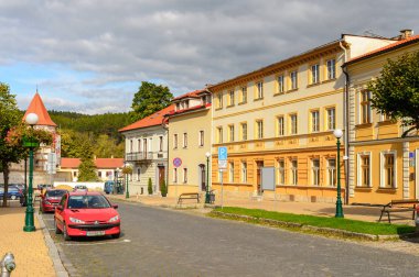 Kezmarok, Slovakya - 26 Eylül 2016: Kezmarok ana caddesinde renkli evler, Slovakya, Spis bölgesinde küçük bir kasaba, Poprad nehri.