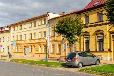 Kezmarok, Slovakya - 26 Eylül 2016: Kezmarok ana caddesinde renkli evler, Slovakya, Spis bölgesinde küçük bir kasaba, Poprad nehri.